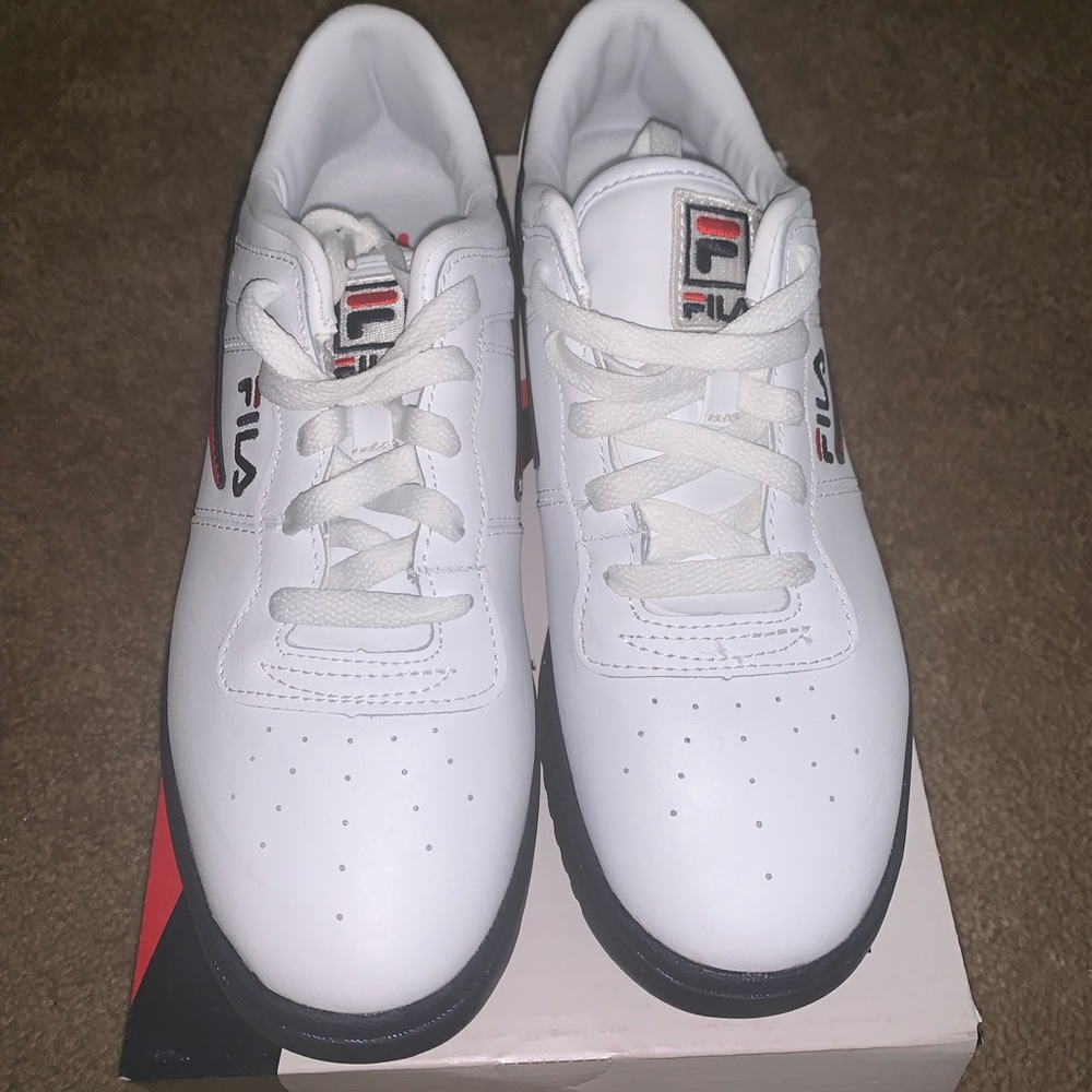 FILA sneakers worn once **FREE SHIRT**